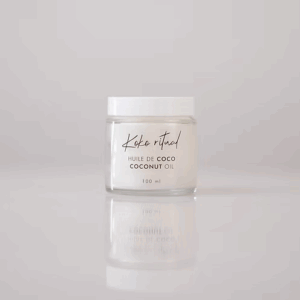 Pot en verre contenant l'huile de coco de la marque Koko Ritual