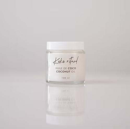Pot en verre contenant l'huile de coco de la marque Koko Ritual