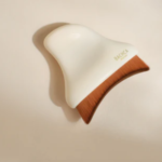 Brosse drainage lymphatique visage Bachca en bois naturel — vue de face sur fond neutre